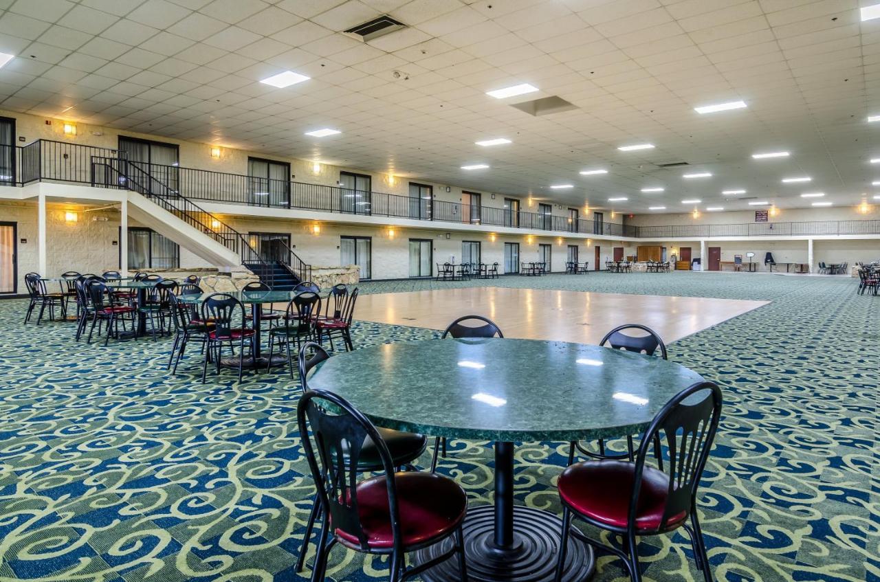 Red Roof Inn & Conference Center Wichita Airport Екстер'єр фото